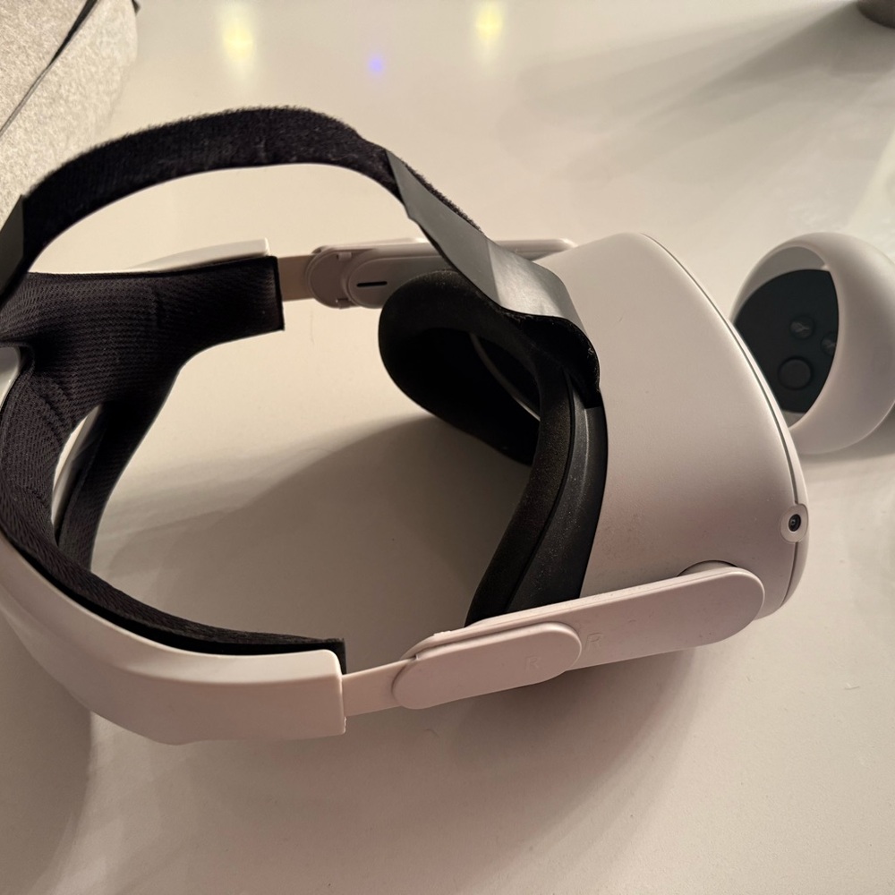 Oculus Quest 2 White Standalone VR Headset